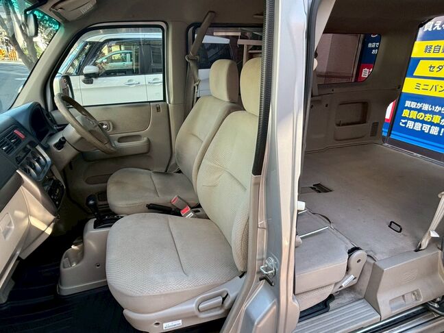 後部座席を倒すことでフルフラットにすることも可能